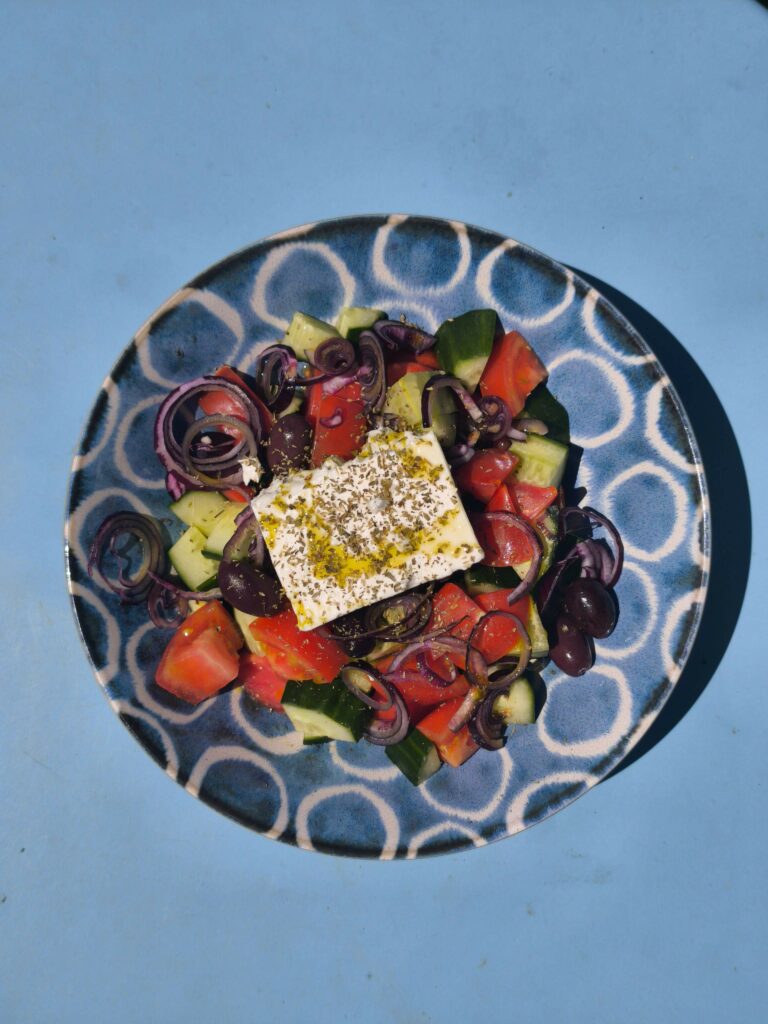 assiette d'une salade grecque sur fond bleu